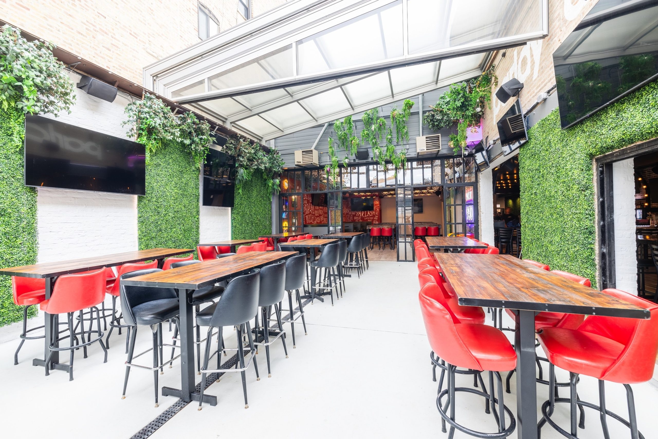 open air patio at parlay lincoln park